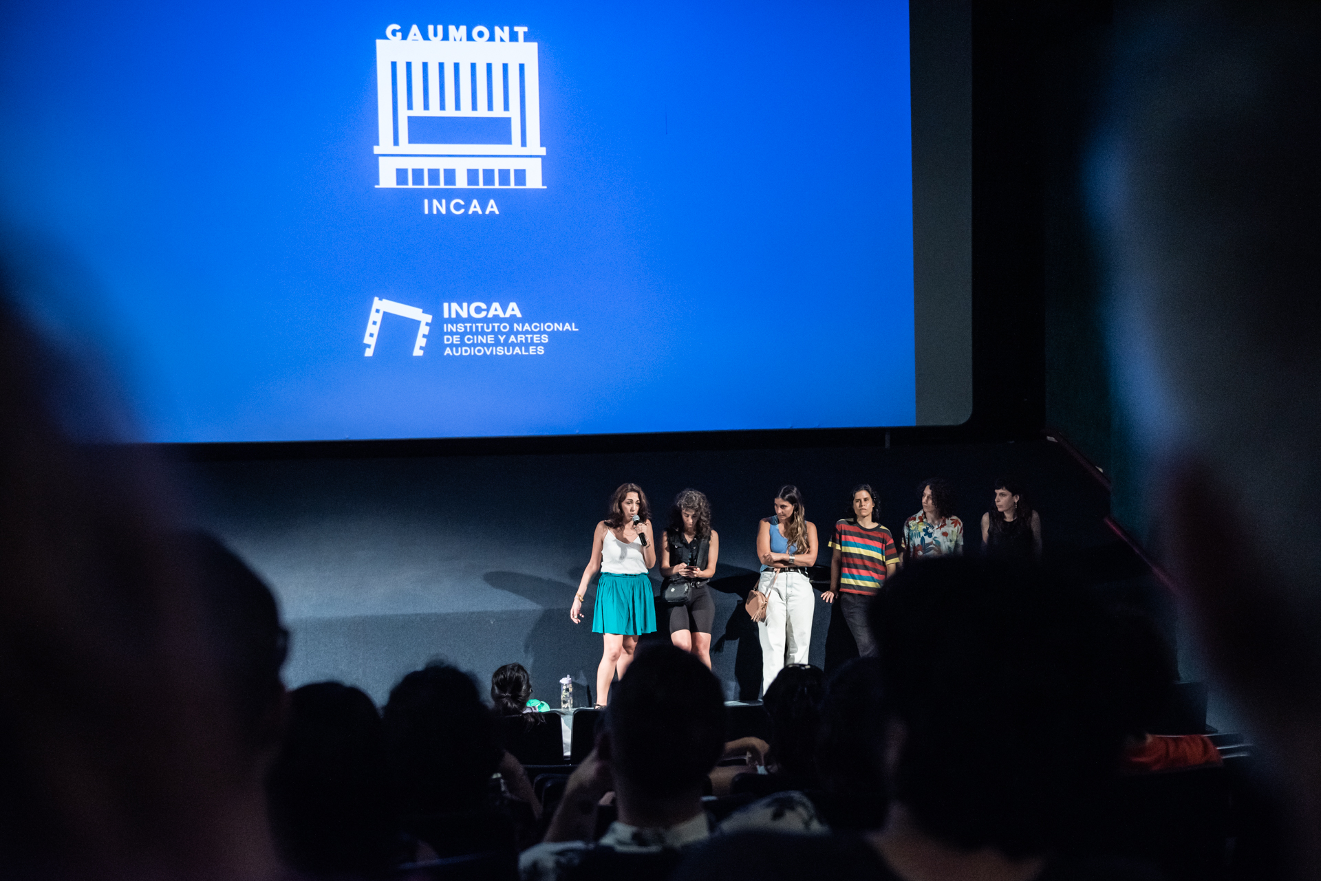 Mara Avila en el Cine Gaumont con el equipo de Mover (lo que no se ve)